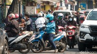 Titik tersendatnya lalin persisnya berada di dekat persimpangan menuju Jalan Warung Sila dan Jalan Brigif. (Andhika Prasetia/detikcom)