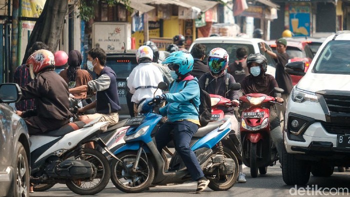 Potret Kemacetan Gegara Putar Balik Jl Moh Kahfi 1 Jagakarsa, 5 Maret 2021. (Andhika Prasetia/detikcom)