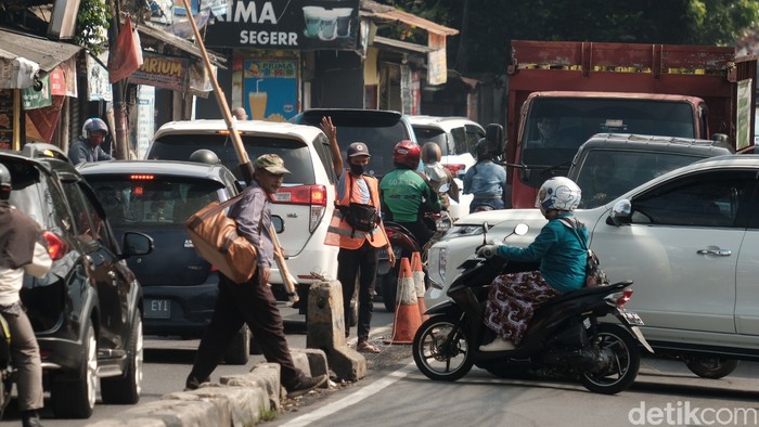 Potret Kemacetan Gegara Putar Balik Jl Moh Kahfi 1 Jagakarsa, 5 Maret 2021. (Andhika Prasetia/detikcom)