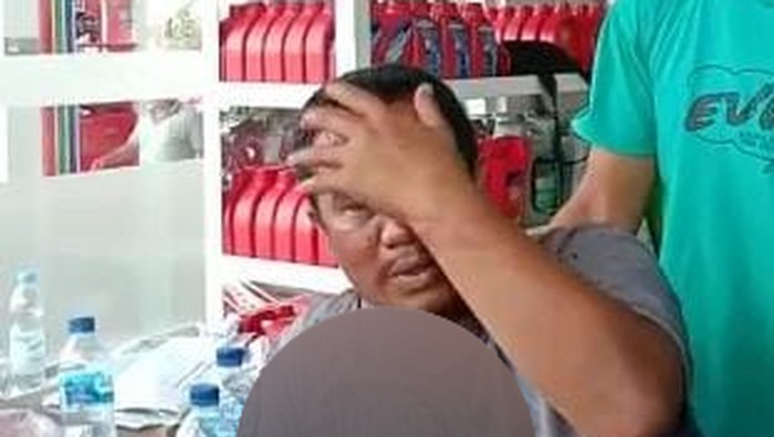 Pria yang terluka di sekitar area KLB Demokrat (Ahmad Arfah-detikcom)