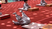 Seorang anak jatuh dari duduknya saat mengikuti uoacara biksu cilik di Seoul, Korea Selatan. Getty Images/Chung Sung-Jun