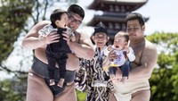 Bayi-bayi yang dipegang oleh pegulat sumo menangis saat kontes Bayi Sumo di Tokyo, Jepang. Getty Images/Tomohiro Ohsumi
