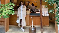 Raline mengaku salah satu inspirasinya dalam mendirikan coffee shop berasal dari coffee shop keren di Kyoto ini. Ia pun senang bisa menikmati kopi saat hujan. Foto: Instagram ralineshah