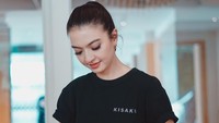 Seperti ini gaya keren Raline saat bantu meracik kopi pesanan pelanggan. Jangan salah fokus sama kecantikannya ya! Foto: Instagram ralineshah