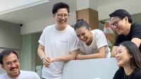 Bersama saudara dan rekan-rekannya, Raline membuka usaha coffee shop bernama Kisaku. Seperti ini momen seru para founder Kisaku ketika foto bareng. Foto: Instagram ralineshah