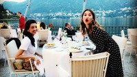 Pemain film 5 Cm ini sedang liburan bareng sahabatnya, Millane Fernandez. Mereka menikmati sajian spesial di Italia. Foto: Instagram ralineshah