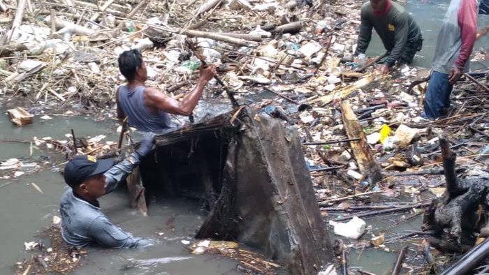 Relawan gabungan membersihkan Sungai Kuning, Klaten.