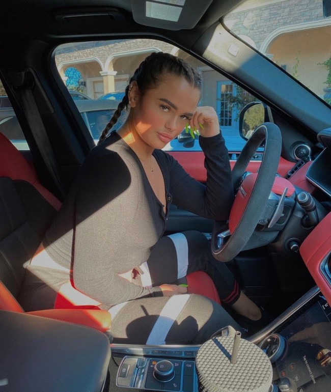 Namanya Saffron Drewitt-Barlow, 21 tahun asal Inggris. Putri dari konglomerat Inggris Barrie dan Tony Drewitt-Barlow ini diketahui berdomisili di Florida, AS. *Foto: Instagram/@saffron_db)