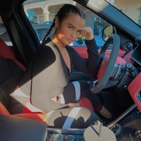 Namanya Saffron Drewitt-Barlow, 21 tahun asal Inggris. Putri dari konglomerat Inggris Barrie dan Tony Drewitt-Barlow ini diketahui berdomisili di Florida, AS. *Foto: Instagram/@saffron_db)