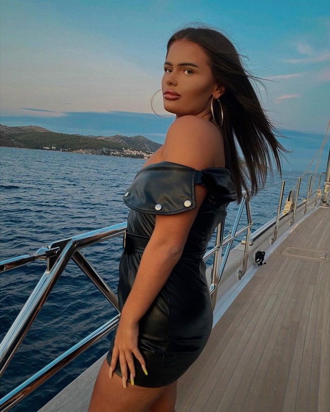 Ahli facial langgananku di Brighton merupakan favoritku untuk facial dan waxing. Jadi untuk apa mencari orang lain kalau aku bisa memanggilnya ke Amerika? ujarnya. (Foto: Instagram/@saffron_db)