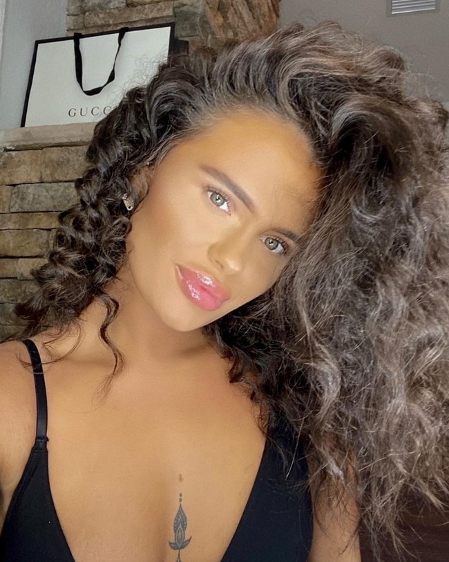 Selain facial,  Saffron juga menyisihkan dana untuk hair extension dan makeup. Total dalam setahun, ia bisa mengeluarkan US$ 12 ribu atau sekitar Rp 171 juta hanya untuk mendatangkan makeup artist ke rumah. (Foto: Instagram/@saffron_db)