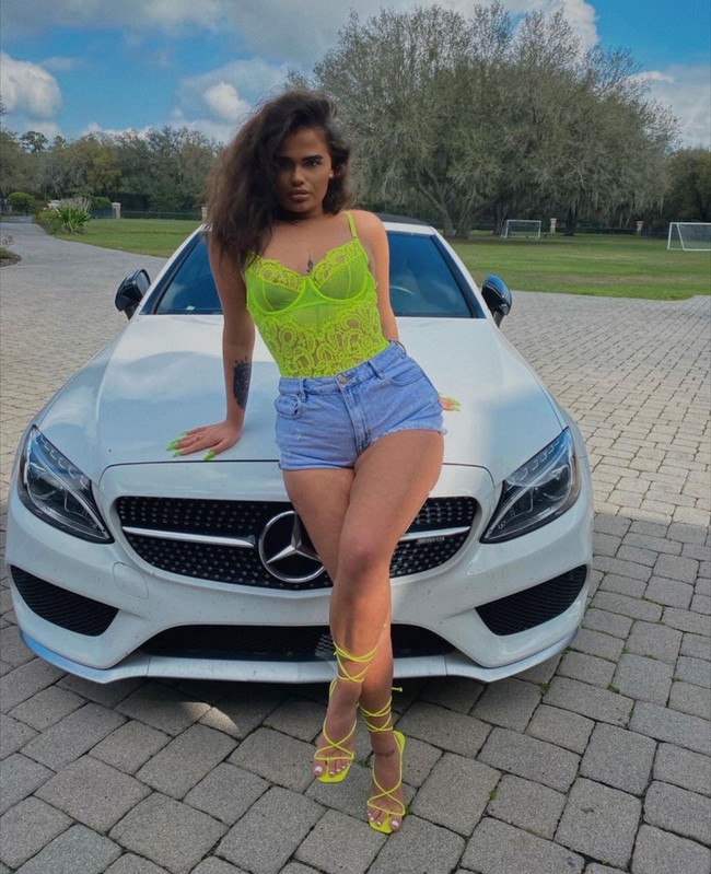 Ia bahkan menerbangkannya dengan pesawat first class. Sekali terbang saja bisa menghabiskan biaya Rp 120 juta. (Foto: Instagram/@saffron_db)