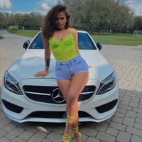 Ia bahkan menerbangkannya dengan pesawat first class. Sekali terbang saja bisa menghabiskan biaya Rp 120 juta. (Foto: Instagram/@saffron_db)