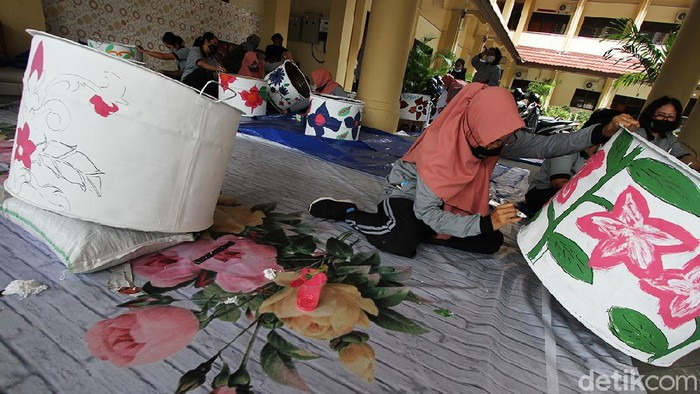 Seru Banget! Puluhan Guru SMP di Solo Ikuti Lomba Melukis Puluhan guru di SMP 13 Solo asyik mengikuti lomba melukis tong sampah. Aktivitas ini dilakukan sebagai semangat untuk menyongsong pembelajaran tatap muka.