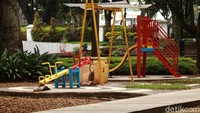 Wahana permainan anak sudah lama tidak digunakan.