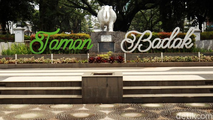 Setahun sudah pandemi COVID-19 terjadi di Kota Bandung. Sejumlah taman, masih belum bisa dikunjungi warga, karena untuk mengantisipasi penyebaran COVID-19.