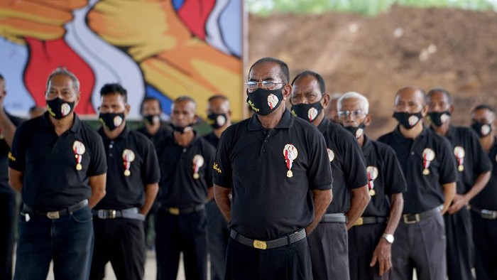 Setia ke NKRI, Warga NTT Eks Timor Timur Dapat Pin Bela Negara