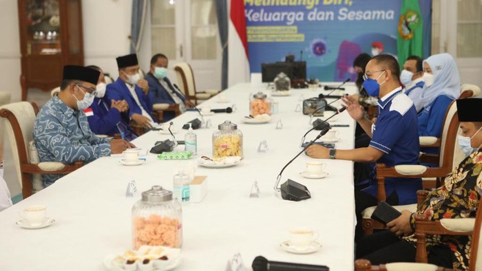 Sinergi PAN dan Ridwan Kamil untuk Membangun Jabar Sekretaris Jenderal DPP PAN Eddy Soeparno memimpin Anggota DPR RI Dapil Jawa Barat dan Pengurus DPW PAN Jawa Barat bertemu Gubernur Ridwan Kamil.