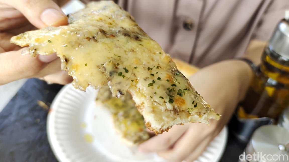 Sliced Pizza: Ngemil Pizza Potongan Gede Topping Cheese Burger