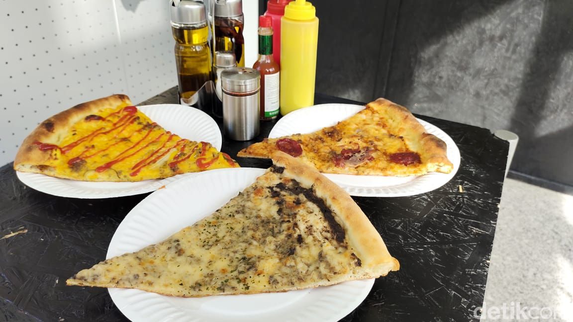 Sliced Pizza: Ngemil Pizza Potongan Gede Topping Cheese Burger