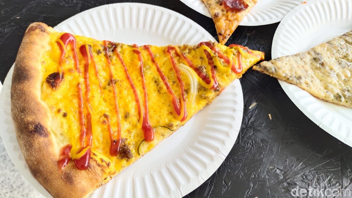 Sliced Pizza: Ngemil Pizza Potongan Gede Topping Cheese Burger