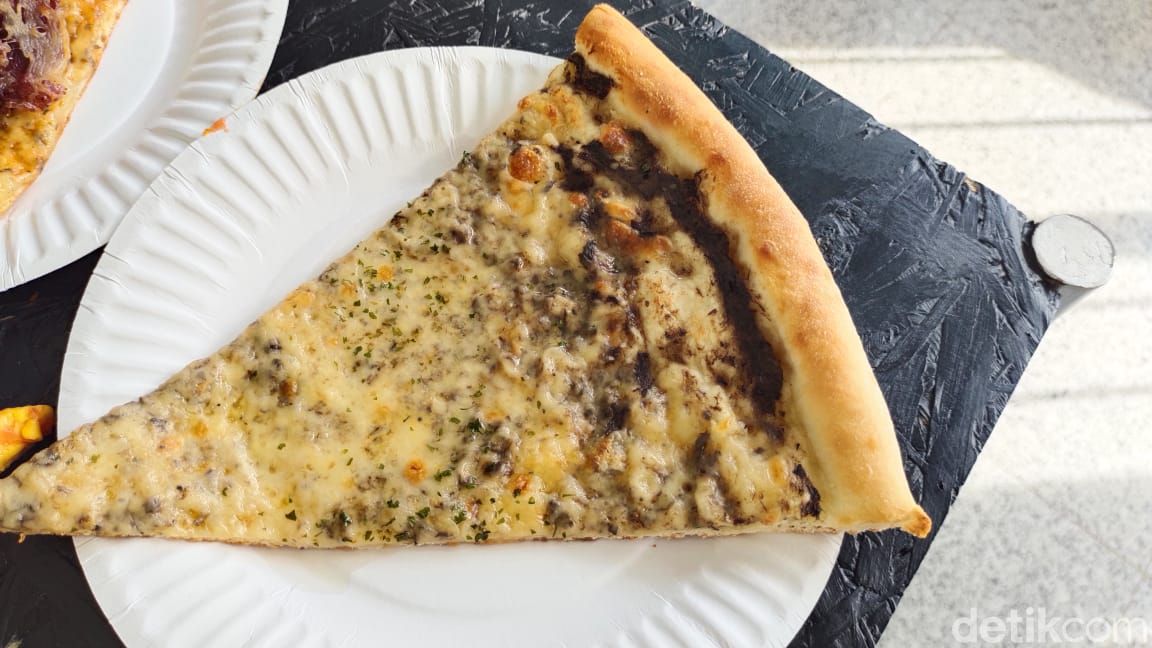 Sliced Pizza: Ngemil Pizza Potongan Gede Topping Cheese Burger