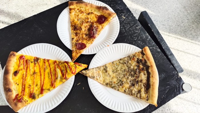 Sliced Pizza: Ngemil Pizza Potongan Gede Topping Cheese Burger Sliced Pizza: Ngemil Pizza Potongan Gede Topping Cheese Burger