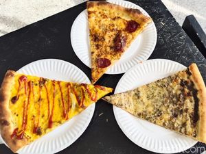 Sliced Pizza: Ngemil Pizza Potongan Gede Topping Cheese Burger