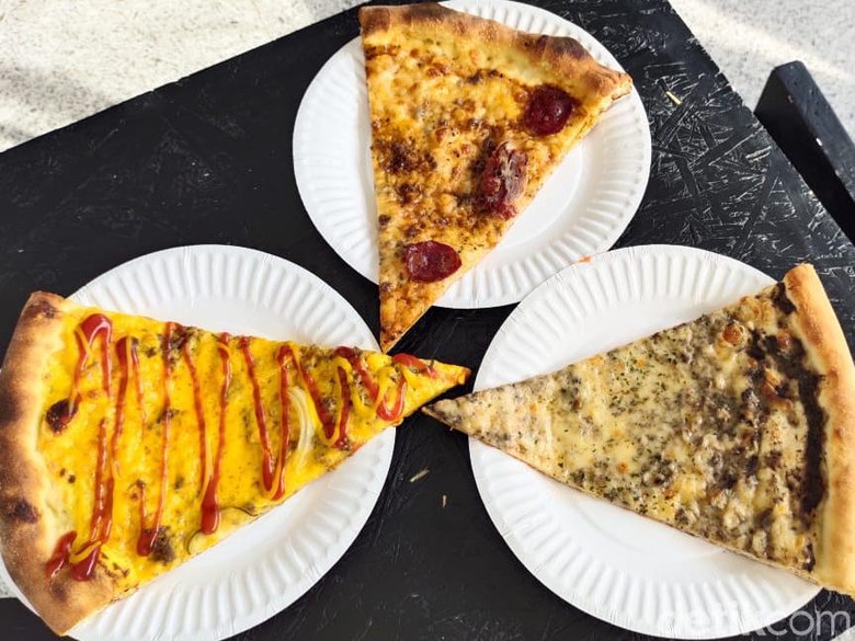 Sliced Pizza: Ngemil Pizza Potongan Gede Topping Cheese Burger Sliced Pizza: Ngemil Pizza Potongan Gede Topping Cheese Burger