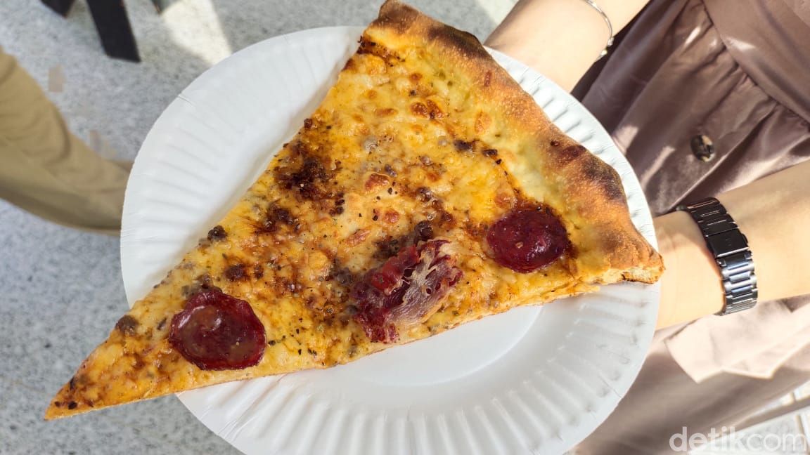 Sliced Pizza: Ngemil Pizza Potongan Gede Topping Cheese Burger