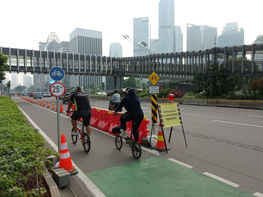 Suasana di jalur sepeda permanen di Jalan Sudirman, Jakarta (Sachril-detikcom)