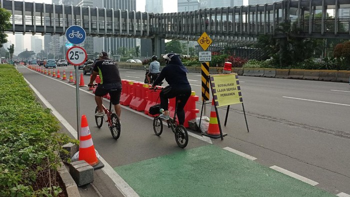 Suasana di jalur sepeda permanen di Jalan Sudirman, Jakarta (Sachril-detikcom)