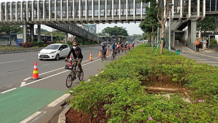 Suasana di jalur sepeda permanen di Jalan Sudirman, Jakarta (Sachril-detikcom)