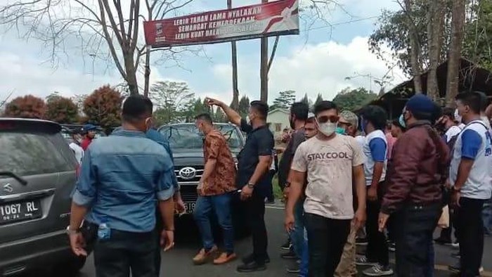 Suasana saat massa dari arena KLB mengusir rombongan PD Sumut (detikcom)