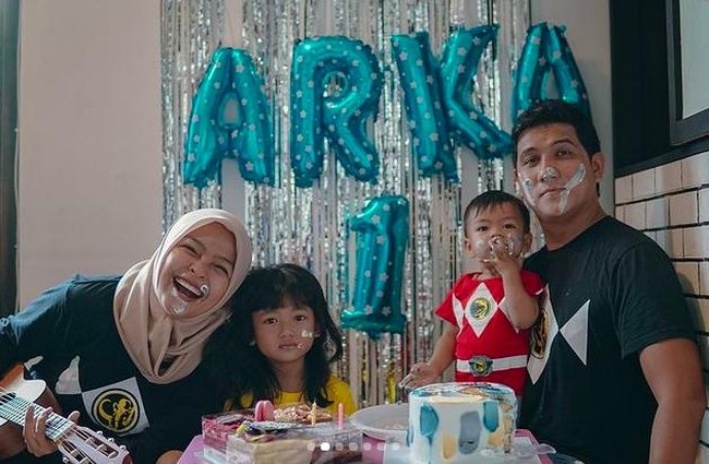 Vokalis Kotak, Tantri Syalindri melahirkan anak keduanya dengan Arda ’Naff’ pada tanggal cantik 20-02-2020. Bayi laki-laki yang dinamai Arkhairan Cadenza Tanarda itu dilahirkan melalui operasi caesar. Foto: Instagram