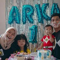Vokalis Kotak, Tantri Syalindri melahirkan anak keduanya dengan Arda ’Naff’ pada tanggal cantik 20-02-2020. Bayi laki-laki yang dinamai Arkhairan Cadenza Tanarda itu dilahirkan melalui operasi caesar. Foto: Instagram