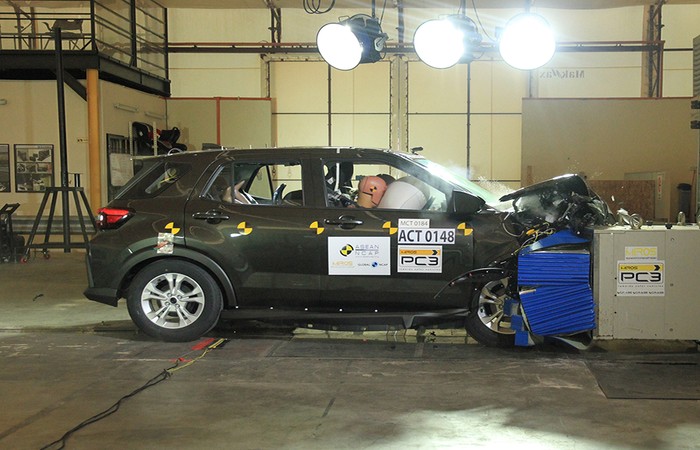 Tes Tabrak Kembaran Daihatsu Rocky di Malaysia