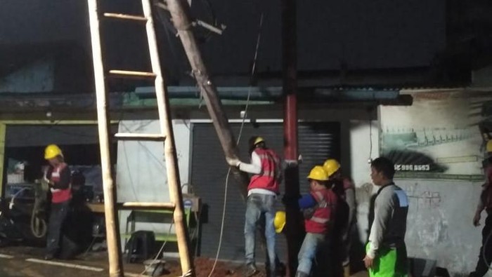 Tiang listrik di Pesanggrahan, Jaksel miring dan hampir roboh. Foto dari narasumber langsung.