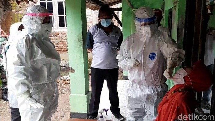 Tracing lini dua terkait penyintas virus Corona B117 di Brebes, Jumat (5/3/2021).
