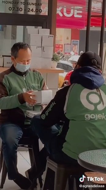 viral driver ojol bantu lipatkan boks makanan saat tunggu pesanan di gerai kopi