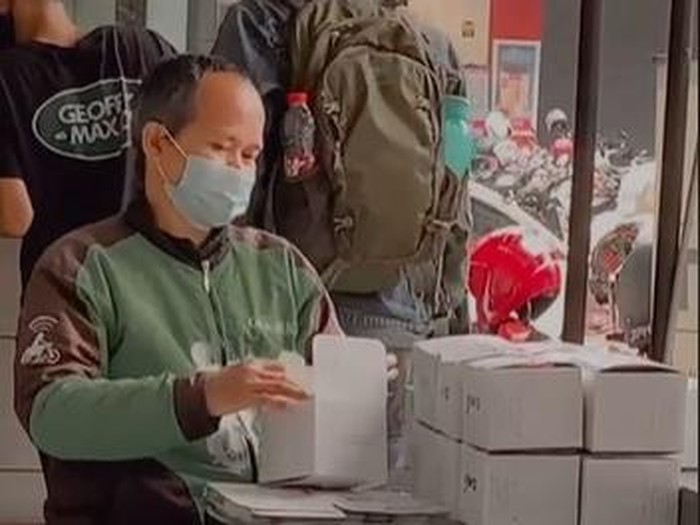 viral driver ojol bantu lipatkan boks makanan saat tunggu pesanan di gerai kopi