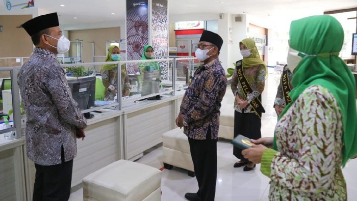 Wakil Bupati Banyuwangi Sugirah mengecek pelayanan di Mal Pelayanan Publik (MPP) Banyuwangi. Sugirah datang untuk melihat lebih dekat pelayanan di Mal Pelayanan Publik. Tak hanya itu, Sugirah minta adanya Klinik Perizinan, untuk mempermudah masyarakat konsultasi tentang prosedur dan proses perizinan.