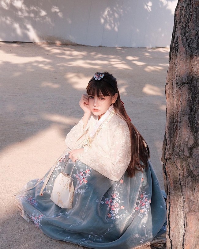 Walau sepertinya disukai banyak fans, video streaming Wang Yiming itu menjadi kontroversi. Beberapa orang menyebut jika kesuksesan siaran tersebut hanya karena wajah cantik dan penampilan yang sedikit terbuka. Banyak juga yang menyebut jika orang-orang yang menontonnya adalah mesum. Foto: Instagram @et.1231