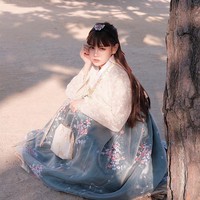 Walau sepertinya disukai banyak fans, video streaming Wang Yiming itu menjadi kontroversi. Beberapa orang menyebut jika kesuksesan siaran tersebut hanya karena wajah cantik dan penampilan yang sedikit terbuka. Banyak juga yang menyebut jika orang-orang yang menontonnya adalah mesum. Foto: Instagram @et.1231