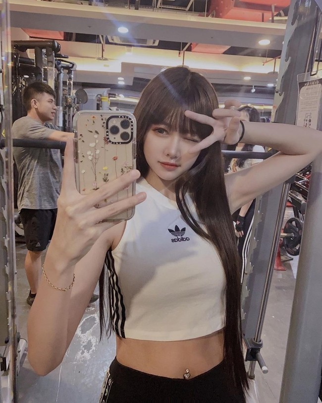 Wang Yiming sendiri bukan orang pertama yang ditonton banyak orang saat tidur. Saat lockdown karena virus Corona sedang pada puncaknya, seorang pria yang mengaku bosan menyiarkan dirinya selagi terlelap dan ditonton 18,5 ribu penonton di aplikasi Douyin.  Foto: Instagram @et.1231