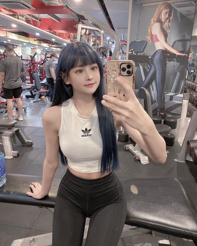 Meski tidak melakukan apapun ternyata banyak orang menonton Wang Yiming tidur. Ia pun sukses mengumpulkan ribuan orang dengan puncaknya mencapai 11.200 penonton. Foto: Instagram @et.1231