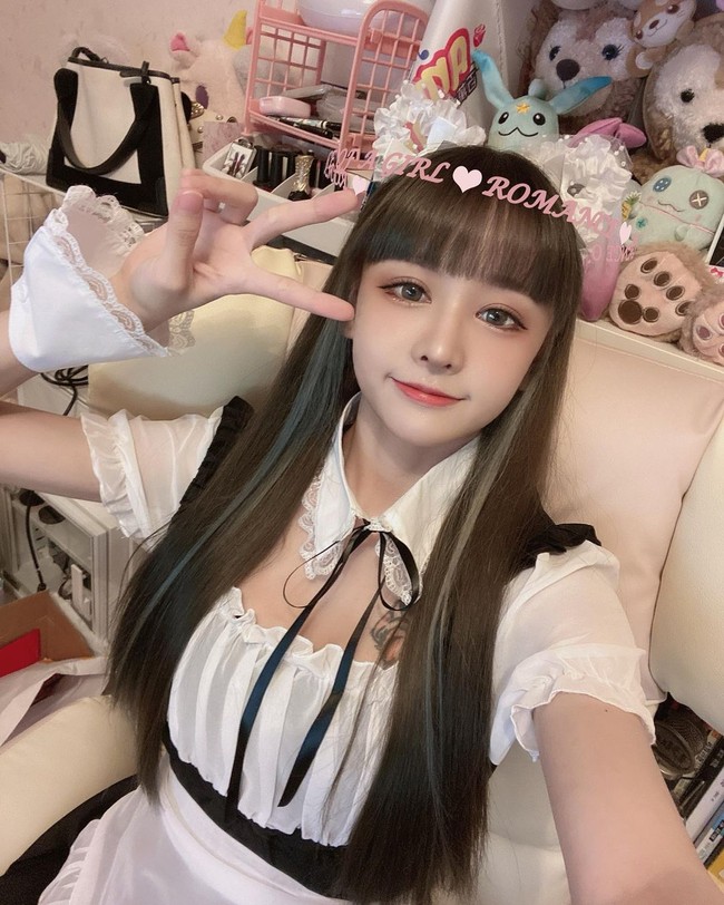 Seorang streamer asal Taiwan baru-baru ini jadi perbincangan setelah menyiarkan dirinya sendiri saat sedang tidur. Meski dianggap aneh, kegiatan tersebut ternyata mendatangkan banyak penonton dan uang. Foto: Instagram @et.1231