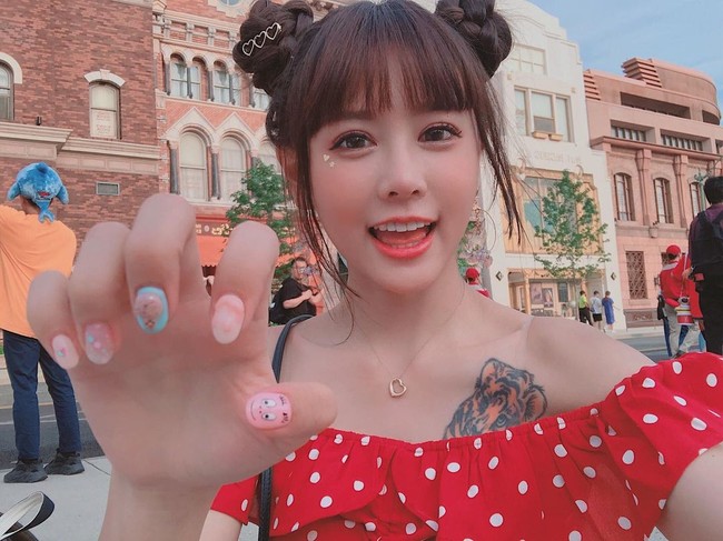 Tak hanya itu, wanita cantik ini juga berhasil meraup Rp 43 jutaan dari donasi yang diberikan para penonton. Itu belum termasuk pendapatan iklan yang sepertinya cukup banyak mengingat jumlah orang yang menonton Yiming. Foto: Instagram @et.1231