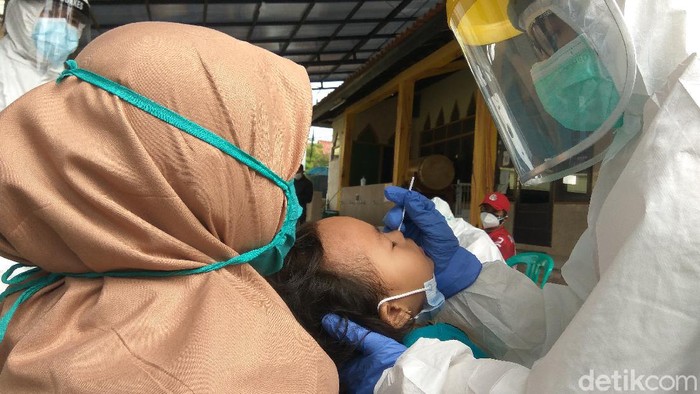 Warga kontak erat peziarah di Bandung Barat jalani rapid antigen
