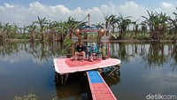Terlihat sejumlah spot foto terdapat di lokasi wisata yang tengah dikembangkan desa. Mulai dari spot foto dermaga hingga replika sebuah kapal dengan latar belakang sungai.